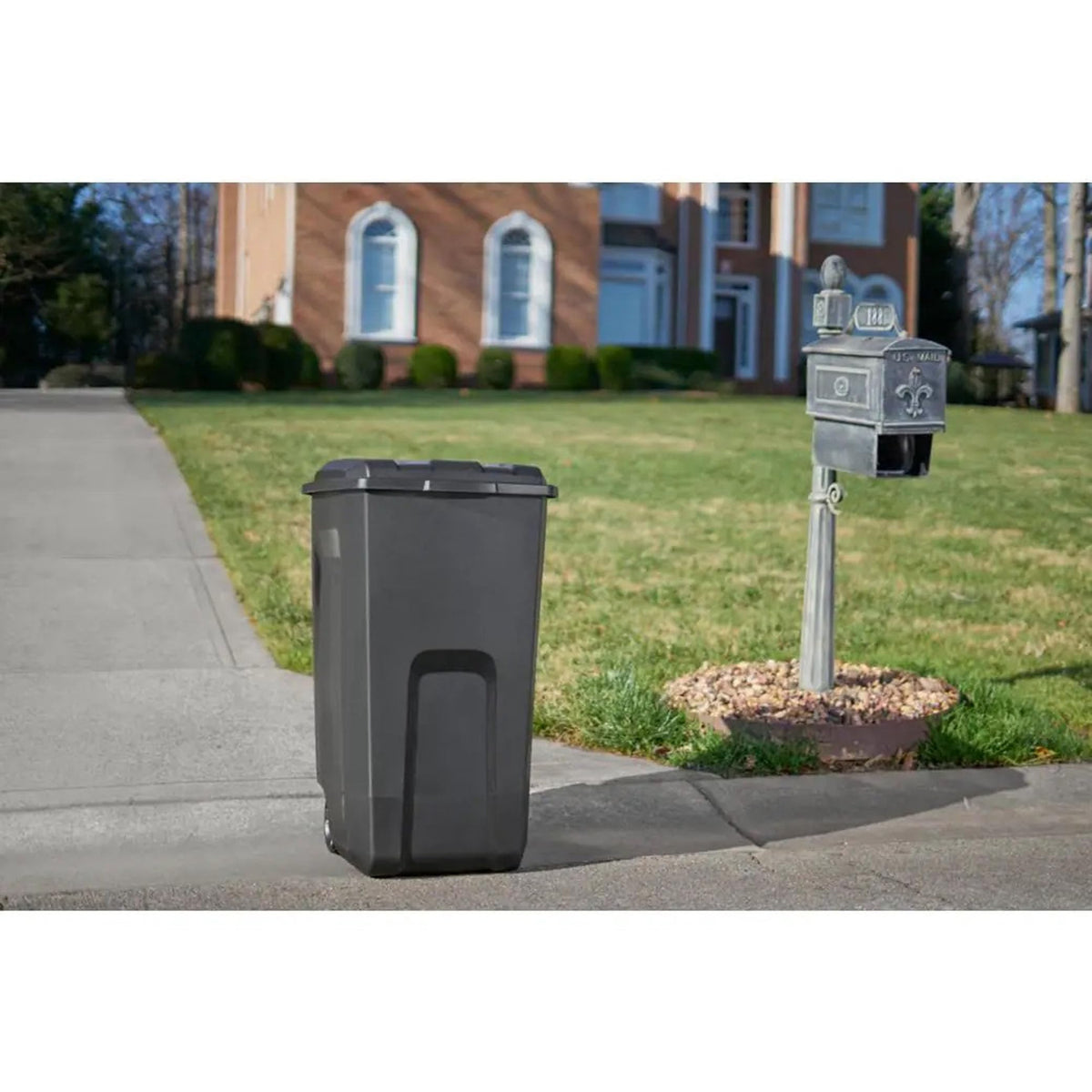 Black 45-Gallons Plastic Wheeled Trash Can with Lid F498