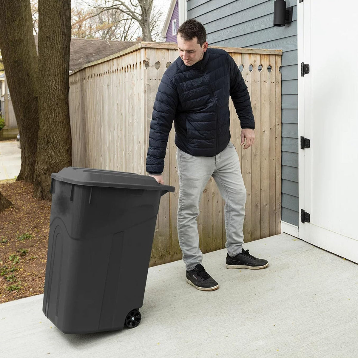 Black 45-Gallons Plastic Wheeled Trash Can with Lid F498